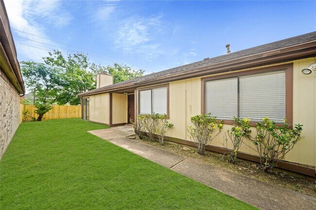 Building Photo - 3409 Meadway Dr