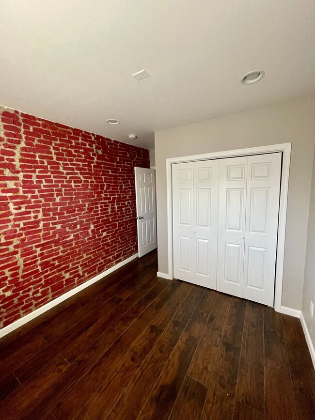 Building Photo - 908 E Schiller St