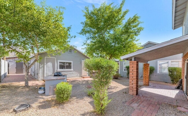 Building Photo - UPDATED PHOENIX RENTAL – 3 BED, 2 BATH NEA...