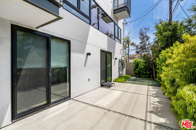 Building Photo - 2017 Barry Ave