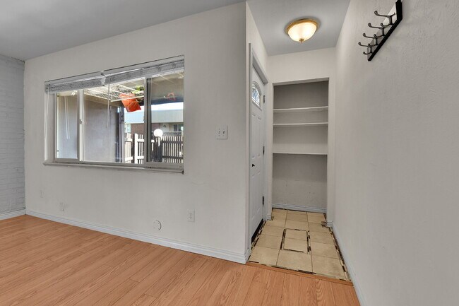 Building Photo - $1,445.00, 2 bed, 1 bath Located in Denver with a washer and dryer + 1/2 off first month rent