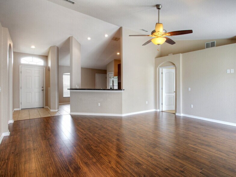 Building Photo - 8364 Greystone Dr