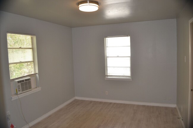 Building Photo - **NEWLY REMODELED DUPLEX 1 BD/ 1BTH** CALL...