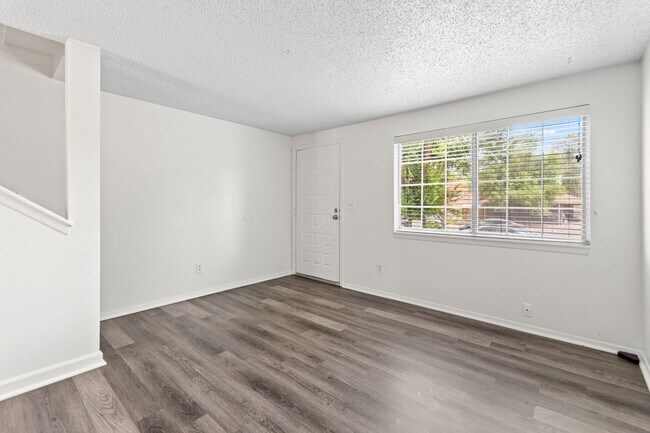 Building Photo - 2 Bedroom Townhome - Spacious!