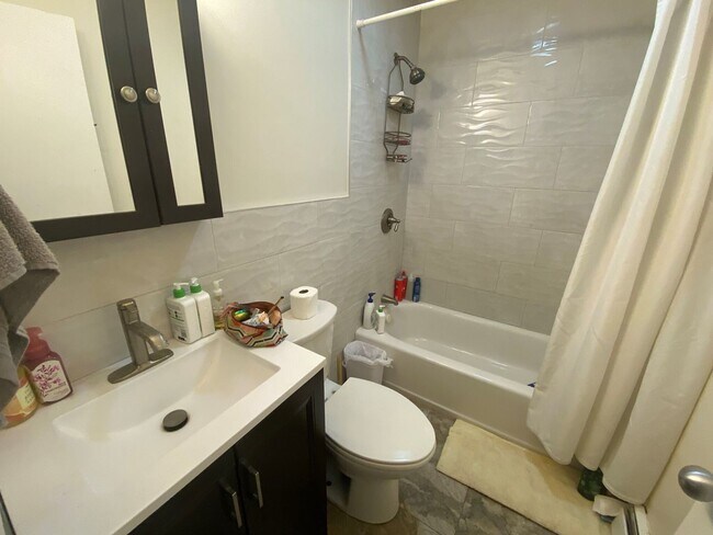 Building Photo - HOT MISSION HILL 4 BED!!