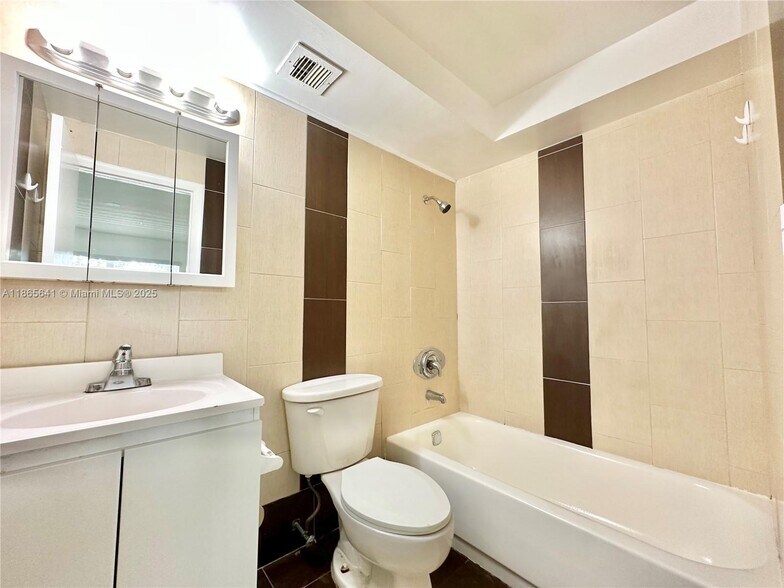 Building Photo - 7831 Colony Cir N