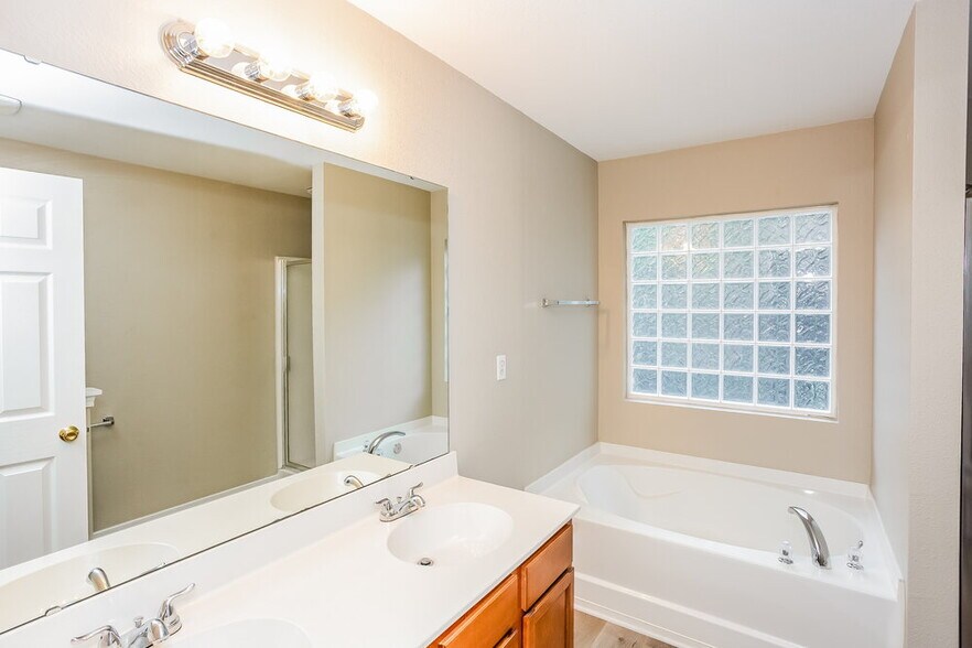 Building Photo - 3031 Buckleigh Dr