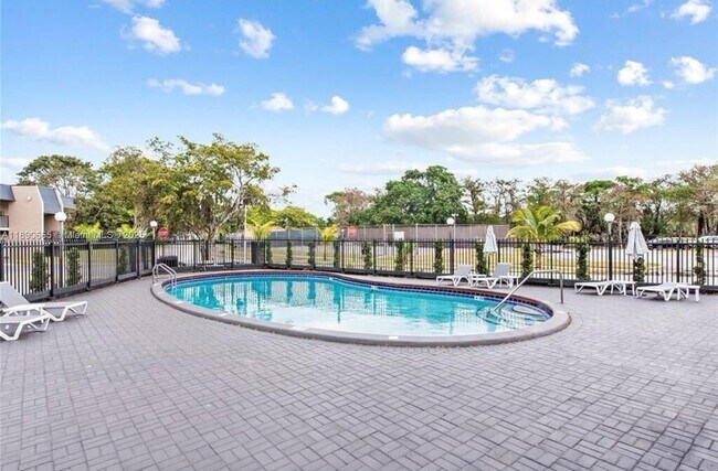Building Photo - 8060 S Colony Cir