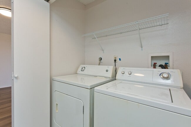 Building Photo - NEWLY RENOVATED 1 BD / 1 BA / 1 PK