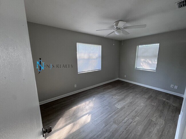 Building Photo - BEAUTIFUL 3/1 large 1417 sq ft home with N...