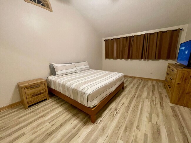 Building Photo - 513 Pine Lake Ave