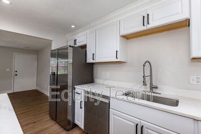 Building Photo - 722 Castro Ln