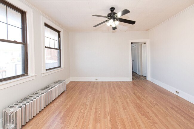 Building Photo - Beautifully updated Tudor style duplex. Upper unit. Large rooms. 2 balconies, private entry. Fenc...