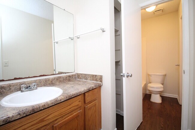 Building Photo - 2BR/1BA Apartment with Wood-Look Flooring,...