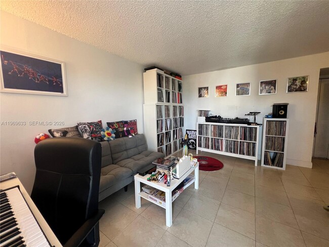 Building Photo - 1801 S Treasure Dr