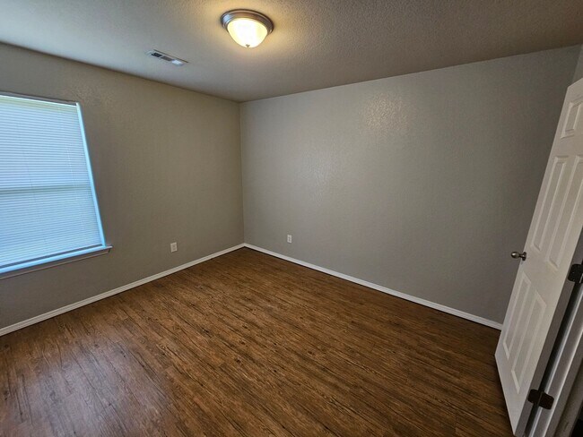 Building Photo - Nice 3 bedroom in west Fayetteville