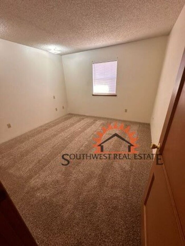 Building Photo - Spacious 2 bedrooms 1 bath duplex