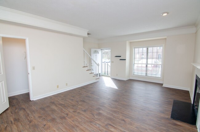 Building Photo - Convenient Bellevue Townhome