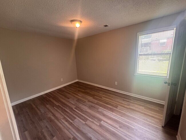 Building Photo - 2076 Goff Ave