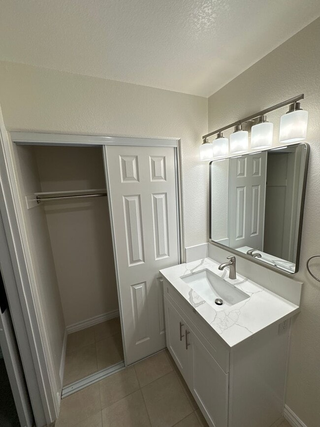 Building Photo - 10948 Ivy Hill Dr