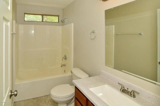 Building Photo - 506 E Townley Ave