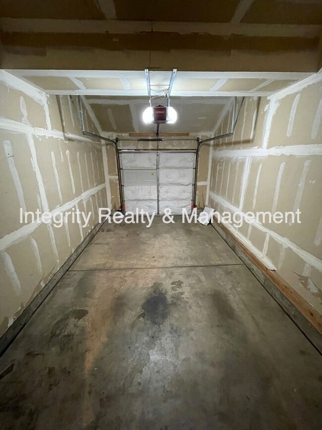 Building Photo - 9106 W Phillips Dr