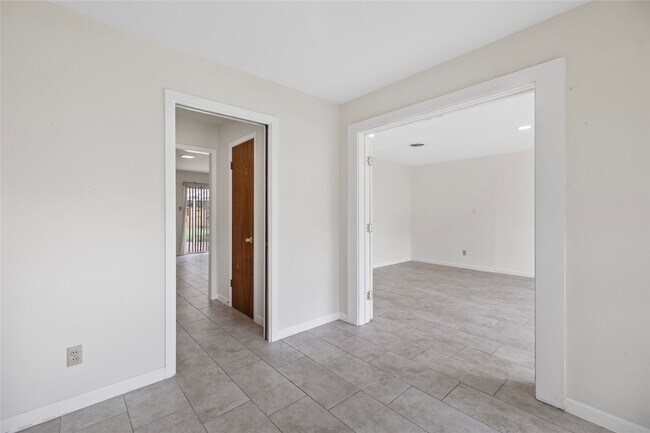Building Photo - 4135 Levonshire Dr