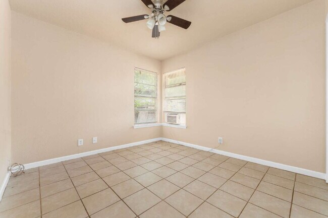 Building Photo - 218 E Villaret Blvd