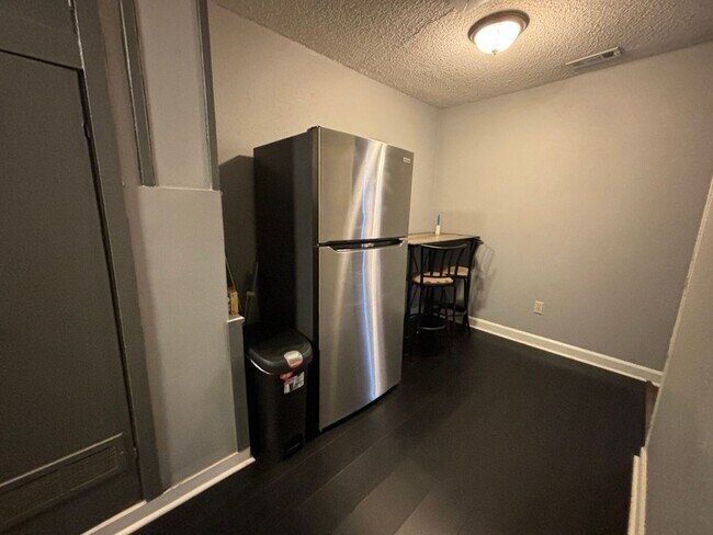 Building Photo - Center