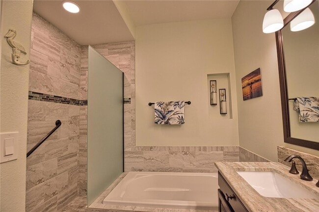 Building Photo - 830 The Esplanade N