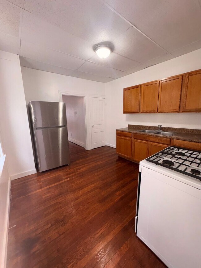 Building Photo - Available Now! Large North York Near Farquar Park