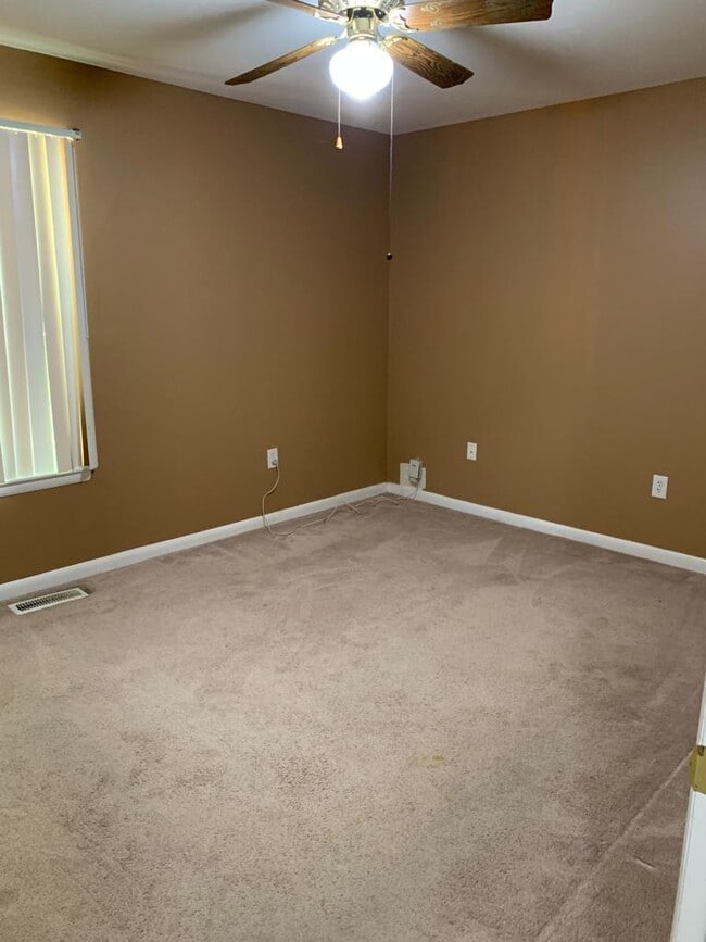 Building Photo - 5625 Saint Charles Dr