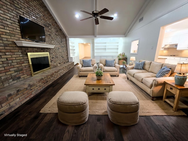 Building Photo - Large Duplex Unit just down the Street fro...