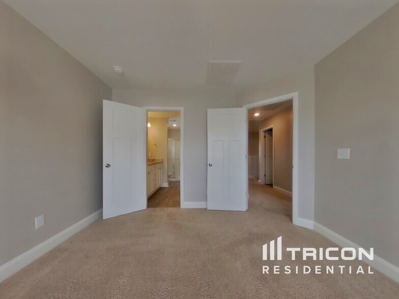 Building Photo - 1021 Crescent Moon Lp