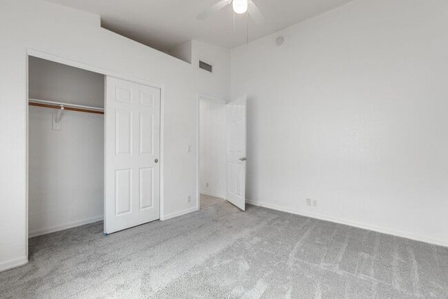 Building Photo - Enjoy an open floor plan with all appliances!