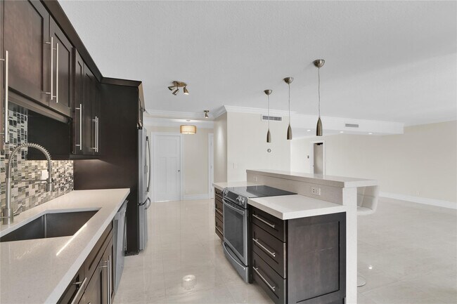 Building Photo - 250 E Royal Palm Rd