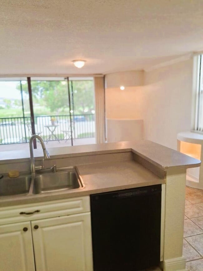 Building Photo - 105 Lake Emerald Dr