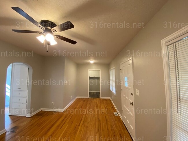 Building Photo - $925 - 2 bedroom / 1 bathroom - Beautiful ...