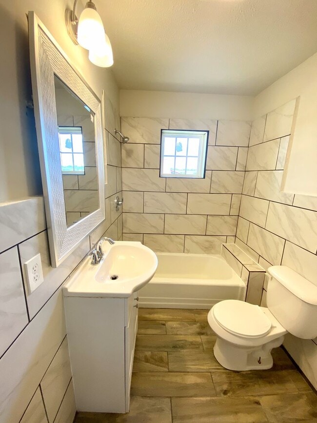 Building Photo - 3 Bedroom Home in Seneca, SC