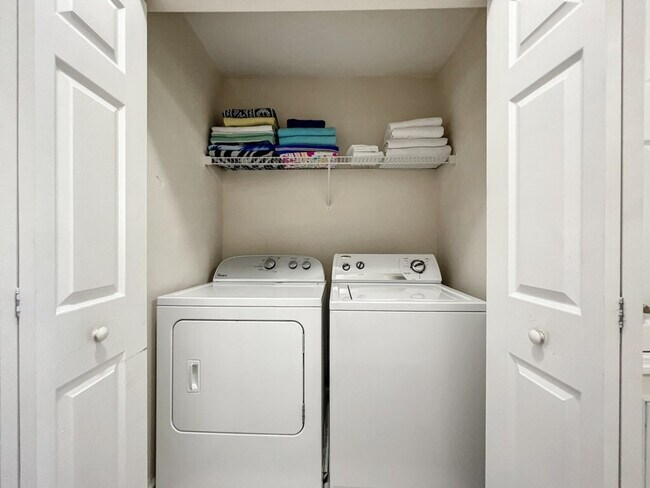 Building Photo - 2421 Silver Palm Dr