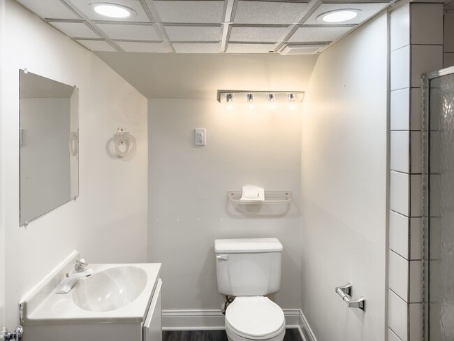 Building Photo - 3320 Lakewood Ct