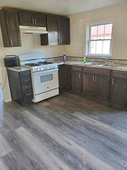 Building Photo - 306 Dorothy St