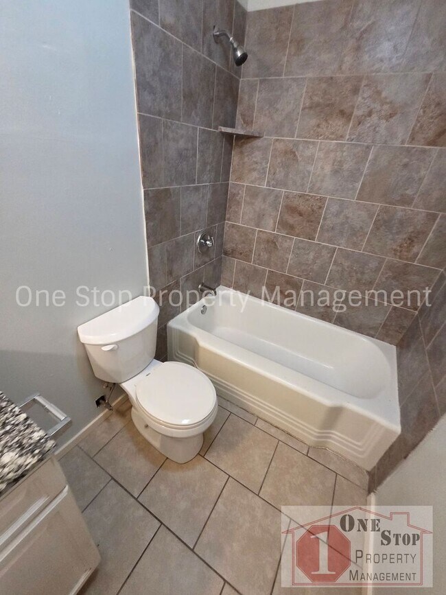 Building Photo - Beautiful 2 Bedroom 1 Bathroom in Lee Summit!