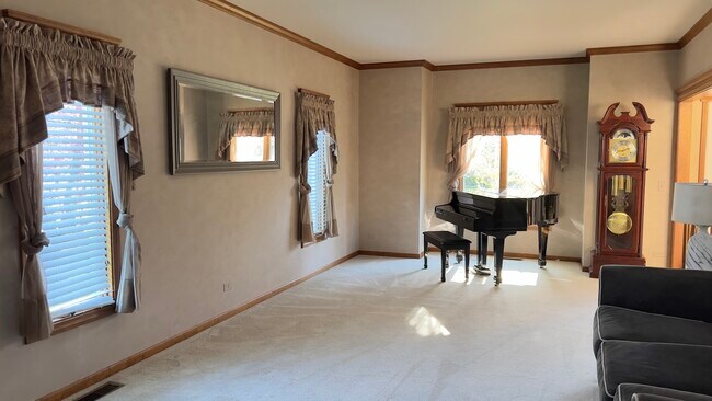 Building Photo - 1360 Hunter Cir
