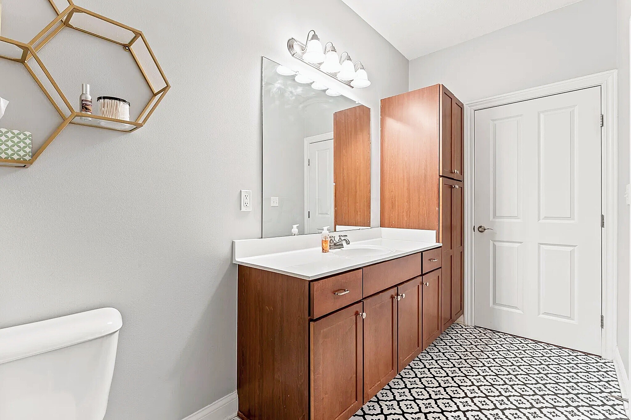 Bathroom - 515 W 1st Ave