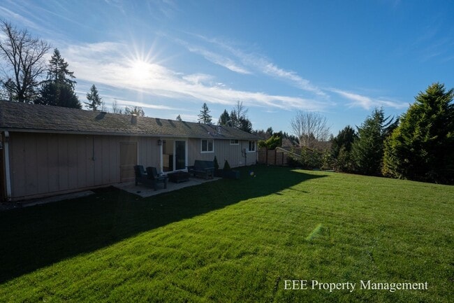 Building Photo - Cozy Redmond Rambler ready for move in NOW