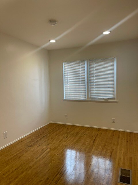 Building Photo - 536 N Van Ness Ave