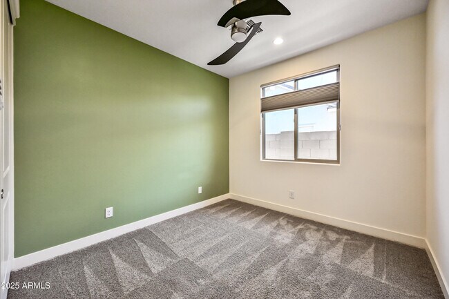 Building Photo - 17163 W Thousand Oaks St