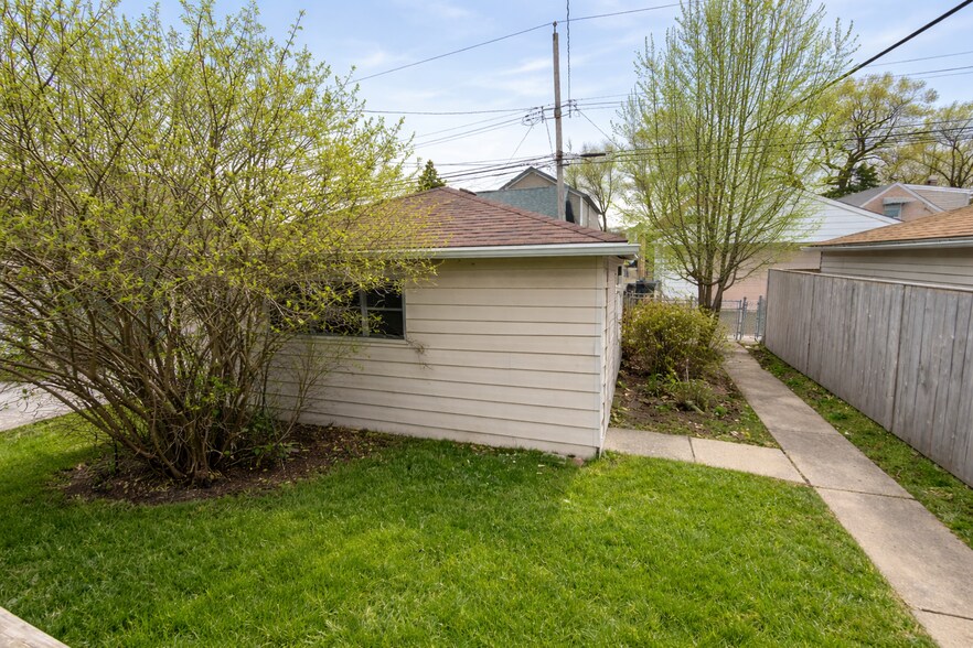 Building Photo - 5410 N Neenah Ave