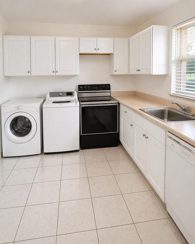 Building Photo - 4317 Cocoanut Rd